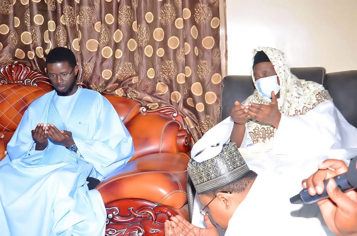 Visite du Président Bassirou Diomaye auprès du Khalife de la famille omarienne